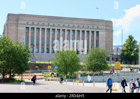 L'edificio del parlamento finlandese sulla Mannerheimintie a Helsinki, Finlandia Foto Stock