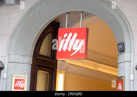 Milano , Italia - 07 05 2023 : Illy Coffee Shop, insegna rossa, logo, Cafe, caffettiere italiane, testo, marchio all'entrata del negozio Foto Stock