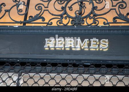 Milano , Italia - 07 10 2023 : HERMES fashion retail text brand e sign logo catena di negozi facciata entrata in centro città Foto Stock