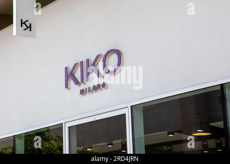 Milano , Italia - 07 10 2023 : Kiko Make Up milano firma logo e testo marchio facciata facciata facciata facciata negozio catena di entrata cosmetica azienda italiana Foto Stock