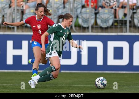 Opava, Repubblica Ceca. 18 luglio 2023. L-R Alena Peckova (CZE) e Caragh Hamilton (NIR) in azione durante il warm-up Women Match Czech Republic vs Northern Ireland a Opava, Repubblica Ceca, 18 luglio 2023. Crediti: Jaroslav Ozana/CTK Photo/Alamy Live News Foto Stock