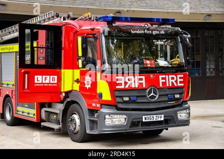 Londra, Inghilterra, Regno Unito - 27 giugno 2023: L'autopompa dei vigili del fuoco di Londra parcheggiata fuori dalla stazione dei vigili del fuoco di Euston nel centro di Londra Foto Stock