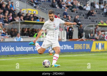 Hull, Regno Unito. 18 luglio 2023. Adam Phillips n. 30 di Barnsley attraversa la palla durante la partita amichevole pre-stagionale Hull City vs Barnsley al MKM Stadium di Hull, Regno Unito, 18 luglio 2023 (foto di Alfie Cosgrove/News Images) a Hull, Regno Unito il 18/7/2023. (Foto di Alfie Cosgrove/News Images/Sipa USA) credito: SIPA USA/Alamy Live News Foto Stock