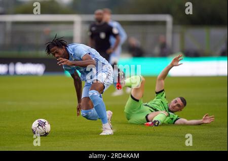 Justin Obikwu di Coventry City in azione durante la partita amichevole pre-stagionale al New Lawn Stadium, Nailsworth. Data foto: Martedì 18 luglio 2023. Foto Stock