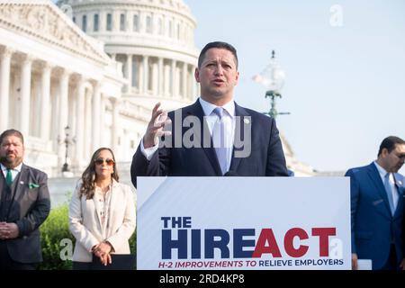 Il rappresentante degli Stati Uniti Tony Gonzales (repubblicano del Texas) offre osservazioni sull'introduzione del HIRE Act presso il Campidoglio degli Stati Uniti a Washington, DC, martedì 18 luglio 2023. Credito: Rod Lamkey/CNP /MediaPunch Foto Stock
