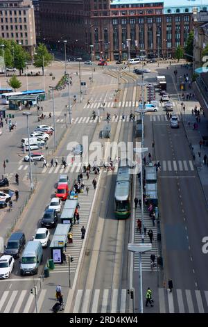 Vista aerea del traffico di tram e auto sulla piazza ferroviaria di Helsinki, Rautatientori, nel centro di Helsinki, Finlandia Foto Stock