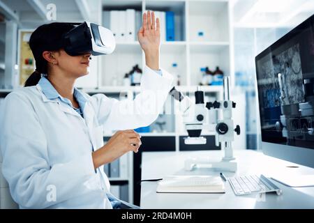 Occhiali donna, scienziata e realtà virtuale con schermo per computer, innovazione scientifica in laboratorio e tecnologia futuristica con metavasi. Realtà virtuale, dati digitali e. Foto Stock