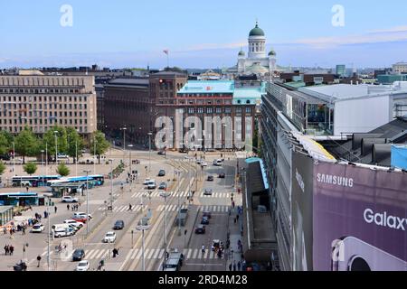 Rautatientori, Helsinki Railway Square, con la cattedrale di Helsinki sullo sfondo Foto Stock