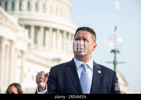 Il rappresentante degli Stati Uniti Tony Gonzales (repubblicano del Texas) offre osservazioni sull'introduzione del HIRE Act presso il Campidoglio degli Stati Uniti a Washington, DC, martedì 18 luglio 2023. Credito: Rod Lamkey/CNP /MediaPunch Foto Stock