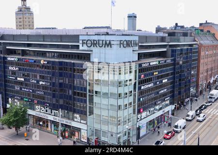 Centro commerciale Forum all'angolo tra Mannerheimintie e Simonkatu nel centro di Helsinki, Finlandia Foto Stock