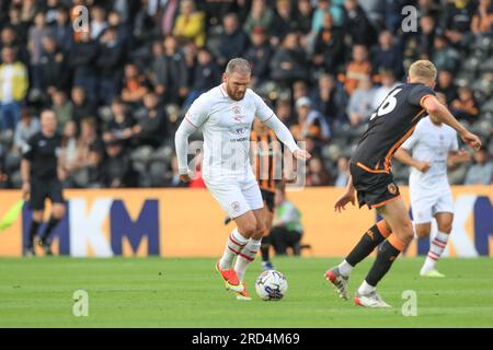 Hull, Regno Unito. 18 luglio 2023. James Norwood #9 di Barnsley con la palla durante la partita amichevole pre-stagionale Hull City vs Barnsley al MKM Stadium di Hull, Regno Unito, 18 luglio 2023 (foto di Alfie Cosgrove/News Images) a Hull, Regno Unito il 18/7/2023. (Foto di Alfie Cosgrove/News Images/Sipa USA) credito: SIPA USA/Alamy Live News Foto Stock