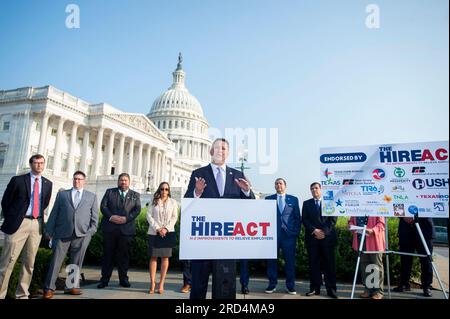 Washington, Stati Uniti d'America. 18 luglio 2023. Il rappresentante degli Stati Uniti Tony Gonzales (repubblicano del Texas) offre osservazioni sull'introduzione del HIRE Act presso il Campidoglio degli Stati Uniti a Washington, DC, martedì 18 luglio 2023. Credito: Rod Lamkey/CNP/Sipa USA credito: SIPA USA/Alamy Live News Foto Stock