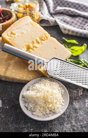 Parmigiano grattugiato nel recipiente. Foto Stock