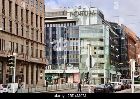 Centro commerciale Forum all'angolo tra Mannerheimintie e Simonkatu nel centro di Helsinki, Finlandia Foto Stock