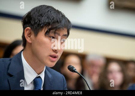 Washington, Stati Uniti d'America. 18 luglio 2023. Alexandr Wang, Chief Executive Officer, Scale ai, appare davanti a un House Committee on Armed Services | Subcommittee on Cyber, Information Technologies, and Innovation Hearing “Man and Machine: Artificial Intelligence on the Battlefield” nel Rayburn House Office Building a Washington, DC, martedì 18 luglio 2023. Credito: Rod Lamkey/CNP/Sipa USA credito: SIPA USA/Alamy Live News Foto Stock