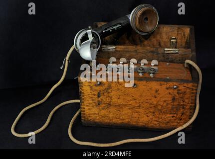 Prima guerra mondiale (1914-1918). Lettonia. Telefono da campo utilizzato dai distaccamenti di comunicazione dei fucilieri lettoni. Museo della guerra lettone. Riga. Lettonia. Foto Stock