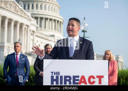 Il rappresentante degli Stati Uniti Tony Gonzales (repubblicano del Texas) offre osservazioni sull'introduzione del HIRE Act presso il Campidoglio degli Stati Uniti a Washington, DC, martedì 18 luglio 2023. Credito: Rod Lamkey/CNP Foto Stock