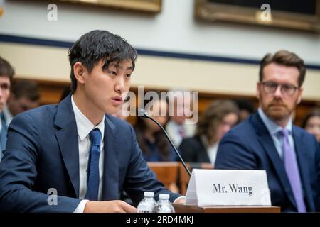 Alexandr Wang, Chief Executive Officer, Scale ai, appare davanti a un House Committee on Armed Services | Subcommittee on Cyber, Information Technologies, and Innovation Hearing âMan and Machine: Artificial Intelligence on the Battlefieldâ in the Rayburn House Office Building in Washington, DC, martedì 18 luglio 2023. Credito: Rod Lamkey/CNP Foto Stock