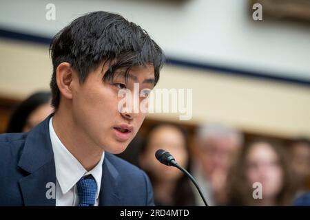 Alexandr Wang, Chief Executive Officer, Scale ai, appare davanti a un House Committee on Armed Services | Subcommittee on Cyber, Information Technologies, and Innovation Hearing âMan and Machine: Artificial Intelligence on the Battlefieldâ in the Rayburn House Office Building in Washington, DC, martedì 18 luglio 2023. Credito: Rod Lamkey/CNP Foto Stock