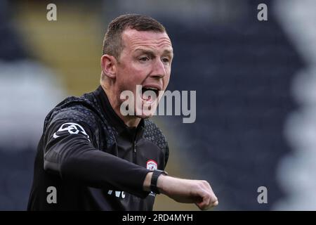 Hull, Regno Unito. 18 luglio 2023. Neill Collins Head coach di Barnsley reagisce durante la partita amichevole pre-stagionale Hull City vs Barnsley al MKM Stadium di Hull, Regno Unito, 18 luglio 2023 (foto di Mark Cosgrove/News Images) a Hull, Regno Unito il 18/7/2023. (Foto di Mark Cosgrove/News Images/Sipa USA) credito: SIPA USA/Alamy Live News Foto Stock