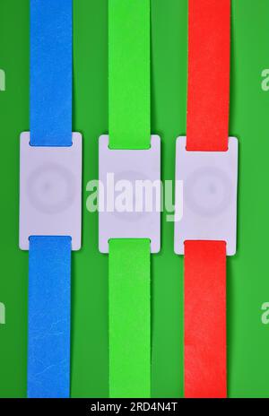 Colore id rfid bracciali su uno sfondo verde Foto Stock