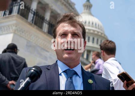 Washington, Stati Uniti. 18 luglio 2023. Il Rep. Dan Goldman, D-NY, parla alla stampa dopo aver votato al di fuori degli Stati Uniti Campidoglio a Washington, DC martedì 18 luglio 2023. Foto di Bonnie Cash/UPI credito: UPI/Alamy Live News Foto Stock