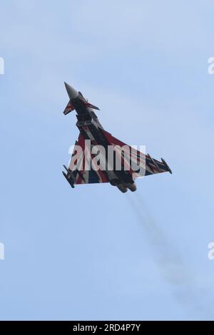 Royal International Air Tattoo, RAF Fairford, 16 luglio 2023. Il terzo e ultimo giorno dello spettacolo aereo. Il tifone "Blackjack" della RAF si esibisce per la folla. Foto Stock