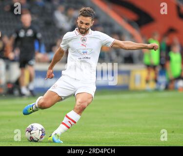 Hull, Regno Unito. 18 luglio 2023. Adam Phillips n. 30 di Barnsley attraversa la palla durante la partita amichevole pre-stagionale Hull City vs Barnsley al MKM Stadium di Hull, Regno Unito, 18 luglio 2023 (foto di Alfie Cosgrove/News Images) a Hull, Regno Unito il 18/7/2023. (Foto di Alfie Cosgrove/News Images/Sipa USA) credito: SIPA USA/Alamy Live News Foto Stock