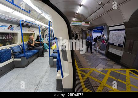Londra, Regno Unito - 18 luglio 2023: I conducenti e il personale della metropolitana di Londra intraprenderanno uno sciopero dal 23 al 29 luglio. Foto Stock