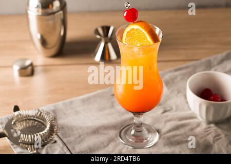 Tequila Sunrise cocktail classica bibita, succo d'arancia fresco, succo di lime fresco, liquore all'arancia e granadina Foto Stock