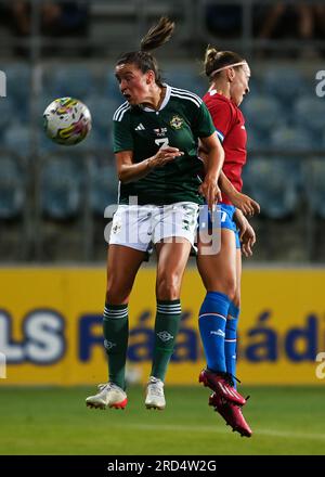 Opava, Repubblica Ceca. 18 luglio 2023. L-R Demi Vance (NIR) e Kristyna Ruzickova (CZE) in azione durante il warm-up Women Match Repubblica Ceca vs Irlanda del Nord a Opava, Repubblica Ceca, 18 luglio 2023. Crediti: Jaroslav Ozana/CTK Photo/Alamy Live News Foto Stock