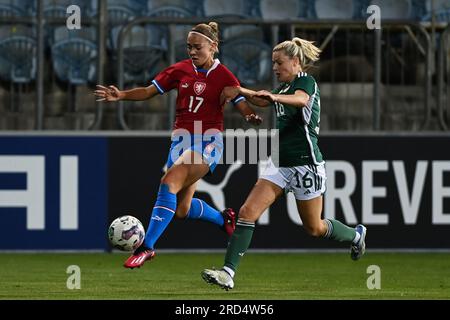 Opava, Repubblica Ceca. 18 luglio 2023. L-R Kristyna Ruzickova (CZE) e Nadene Caldwell (NIR) in azione durante il warm-up Women Match Repubblica Ceca vs Irlanda del Nord a Opava, Repubblica Ceca, 18 luglio 2023. Crediti: Jaroslav Ozana/CTK Photo/Alamy Live News Foto Stock