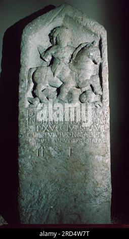 Tombstone di Dannicus a Cirencester (Corinium) museo dell'insediamento romano costruito nel Glousestershire nel 47 d.C. Secondo solo a Londra con una popolazione superiore ai 10000 abitanti. Scansione di archivio da un vetrino. Luglio 1977. Foto Stock