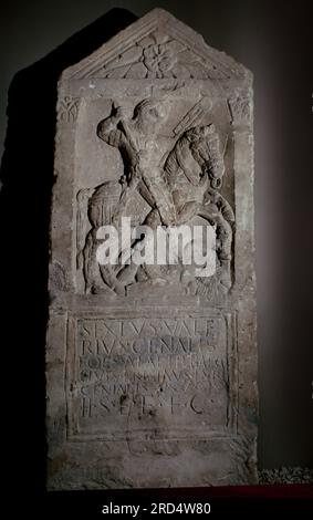 Tombstone di Sesto Valerio Genialis a Cirencester (Corinium) museo dell'insediamento romano costruito nel Glousestershire nel 47 d.C. Secondo solo a Londra con una popolazione superiore ai 10000 abitanti. Scansione di archivio da un vetrino. Luglio 1977. Foto Stock