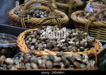 Lumache in cesti sul mercato Foto Stock