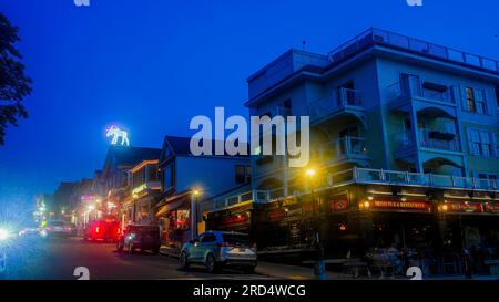BAR HARBOR, MAINE, USA - 11 LUGLIO 2023: Splendida vista serale da West Street a Main Street dopo il tramonto con le luci della città Foto Stock