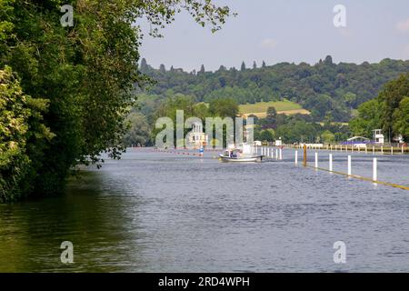 14 giugno 23 varie attività e lavori di costruzione vicino a Temple Island sul Tamigi a Henley-on-Thames nell'Oxfordshire, in preparazione per il Royal Foto Stock