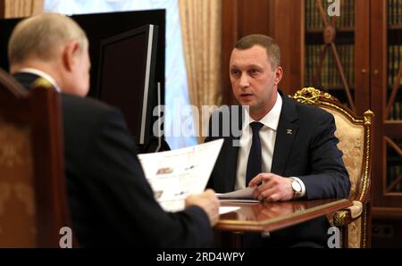 Mosca, Russia. 18 luglio 2023. Il presidente russo Vladimir Putin ospita un incontro faccia a faccia con il governatore della regione di Saratov Roman Busargin, a destra, al Cremlino, il 18 luglio 2023 a Mosca, Russia. Credito: Alexander Kazakov/Cremlino Pool/Alamy Live News Foto Stock