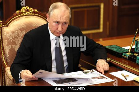 Mosca, Russia. 18 luglio 2023. Il presidente russo Vladimir Putin ospita un incontro faccia a faccia con il governatore della regione di Saratov Roman Busargin al Cremlino, il 18 luglio 2023, a Mosca, in Russia. Credito: Alexander Kazakov/Cremlino Pool/Alamy Live News Foto Stock