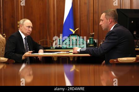 Mosca, Russia. 18 luglio 2023. Il presidente russo Vladimir Putin ospita un incontro faccia a faccia con il governatore della regione di Saratov Roman Busargin, a destra, al Cremlino, il 18 luglio 2023 a Mosca, Russia. Credito: Alexander Kazakov/Cremlino Pool/Alamy Live News Foto Stock