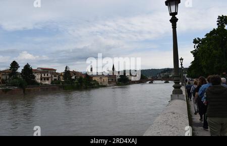 Fiume Adige nella città di Verona, il lago è noto per la torre della chiesa che segna il sito dell'ex villaggio di Alt Graun ("Vecchio Graun") Foto Stock