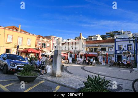 Ferragudo, Portogallo - 20 ottobre 2022: Piazza principale con tipici ristoranti portoghesi nella città di Ferragudo, Portogallo Foto Stock