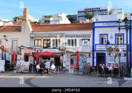 Ferragudo, Portogallo - 20 ottobre 2022: Piazza principale con tipici ristoranti portoghesi nella città di Ferragudo, Portogallo Foto Stock