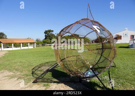 Tavira, Portogallo - 20 ottobre 2022: Struttura in ferro a forma di pesce per riciclare contenitori di plastica sull'isola di Tavira Foto Stock