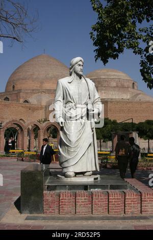 La statua del poeta Khaqani di fronte alla moschea blu di Tabriz, Iran Foto Stock