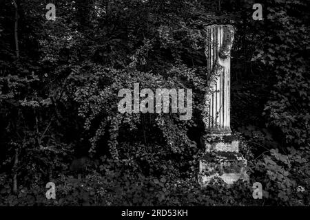 Tombe sovracresciute nel Nunhead Cemetery, Londra, Regno Unito Foto Stock