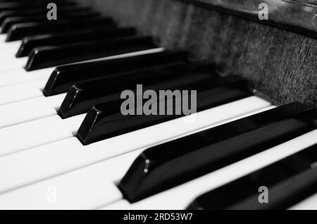 Tastiera pianoforte in bianco e nero. Immagine ravvicinata monocromatica della tastiera pianoforte. Immagini in stile retrò Foto Stock