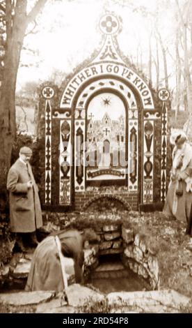 Coffin Well, Well Dressing, Tissington, nel 1904 Foto Stock