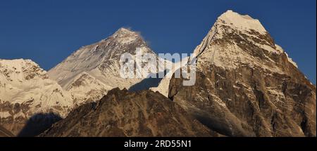 Vicino ai vertici del mondo. Monte Everest e Cholatse in autunno visto dalla valle di Gokyo Foto Stock