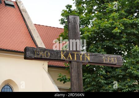 La Croce di legno di Katyn in memoria dei cittadini polacchi assassinati nel villaggio sovietico di Katyn nel 1940, Cracovia, Polonia Foto Stock